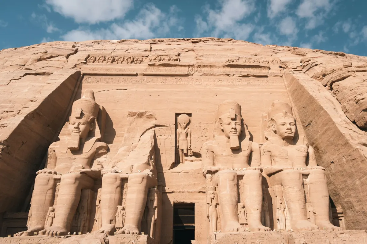 التماثيل الضخمة المنحوتة في الصخر بمعبد أبو سمبل قرب أسوان