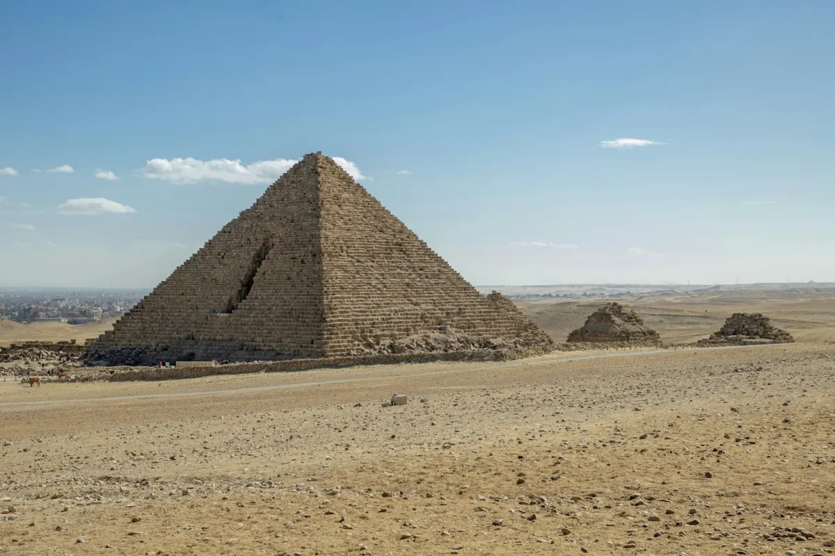 أهرامات الجيزة العظيمة تحت سماء زرقاء صافية