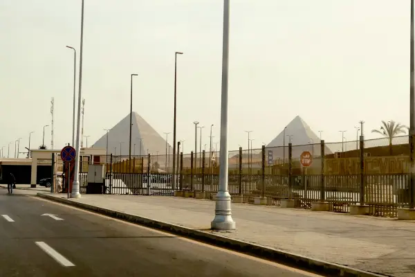 Pyramiden, gesehen von einer Wüstenstraße auf dem Weg nach Kairo