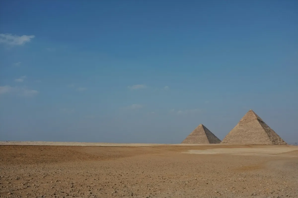 أهرامات الجيزة تحت سماء نهارية صافية