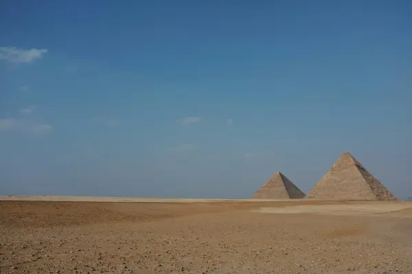 Die Pyramiden von Gizeh vor klarem Taghimmel