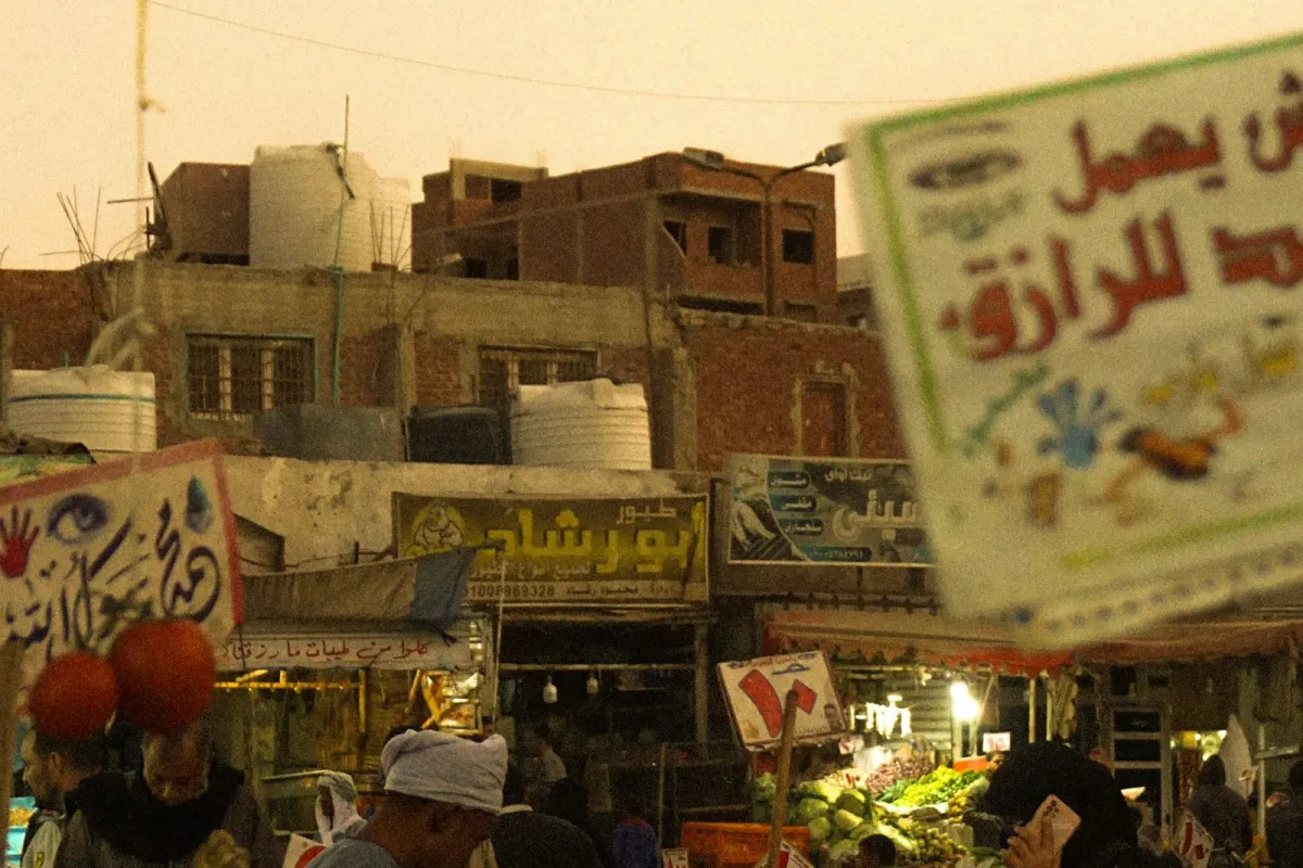 كشك سوق مصري خارجي يعرض فواكه وخضروات طازجة