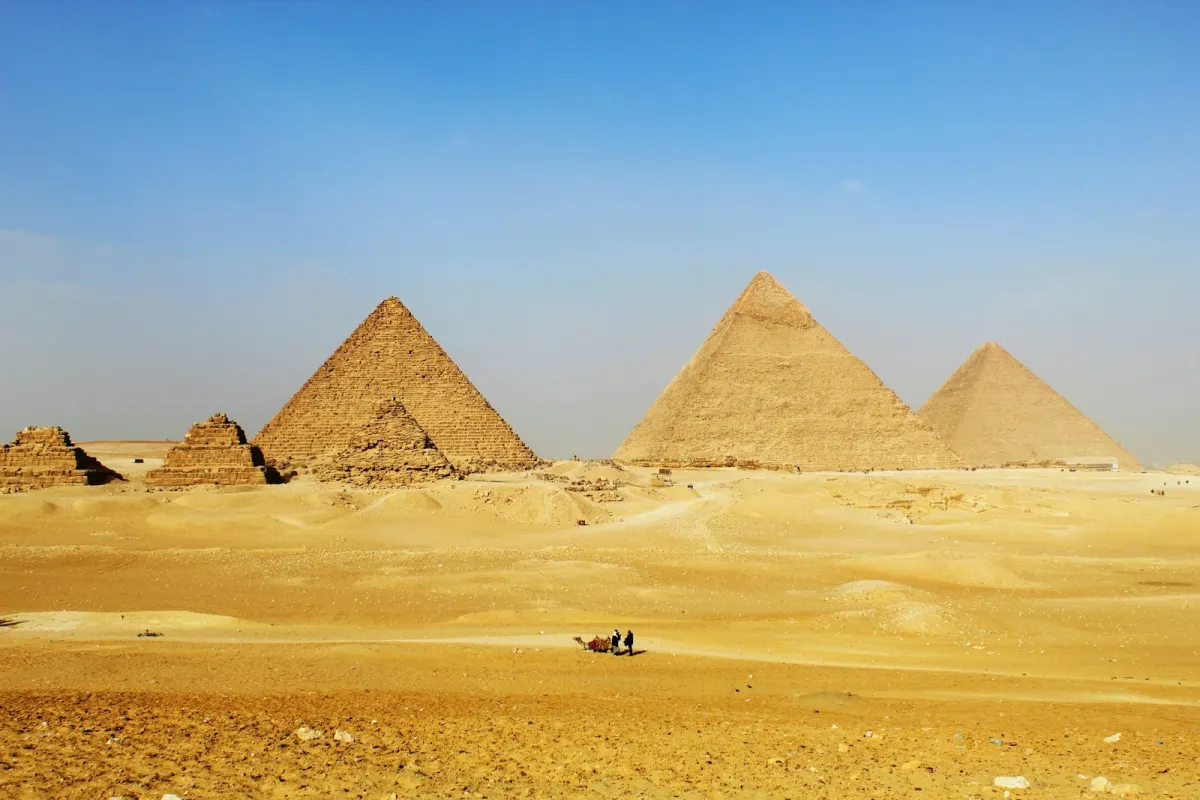أهرامات مصر ترتفع من الصحراء تحت سماء مفتوحة