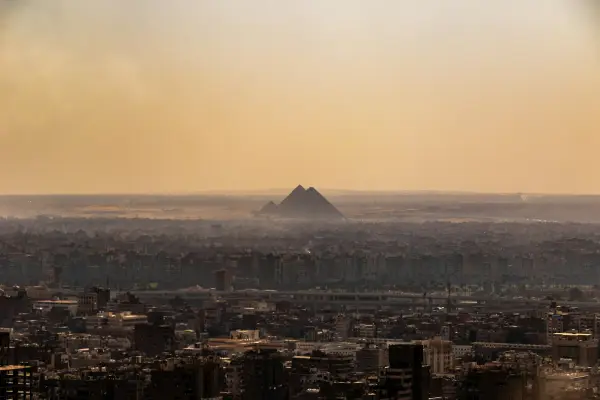 Die Skyline von Kairo mit einer Pyramide in der Ferne