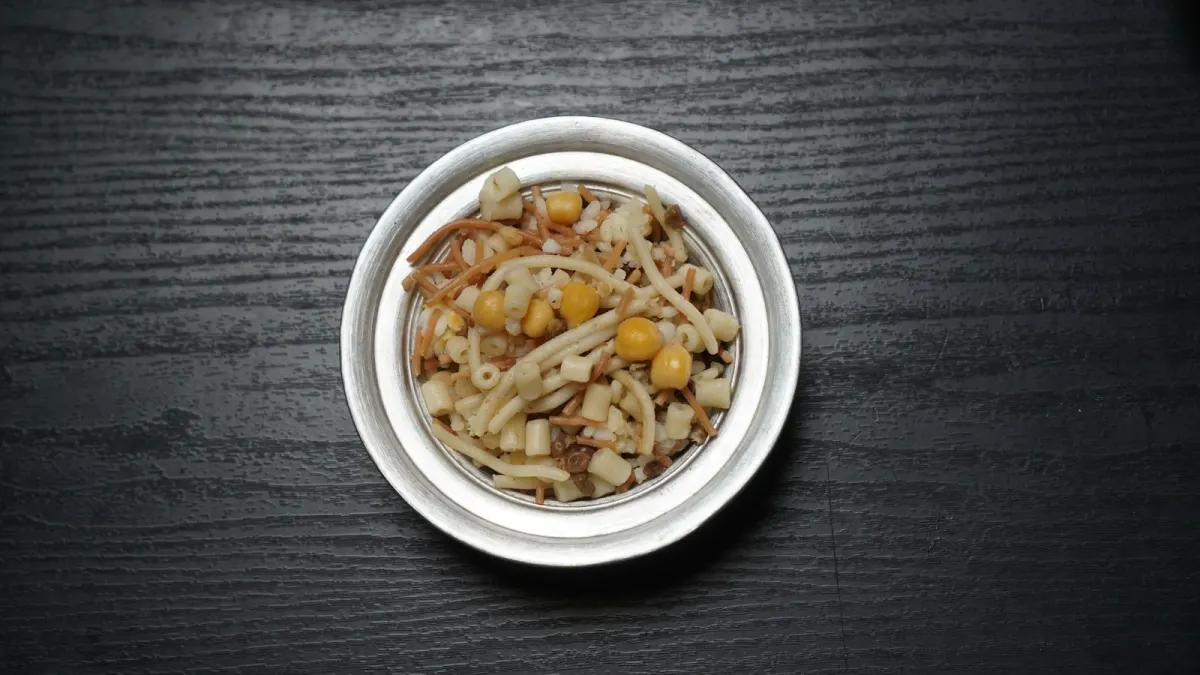 Eine Schüssel Koshari, Ägyptens Nationalgericht, mit Kichererbsen und gebratenen Zwiebeln