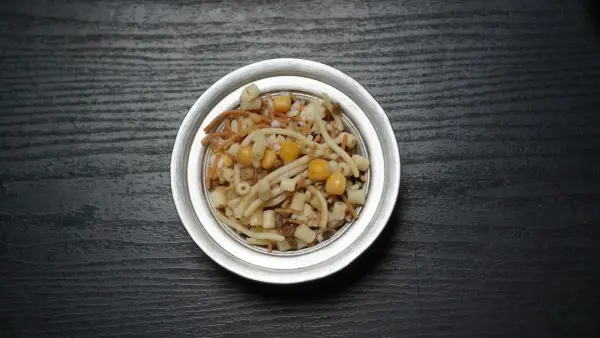 Eine Schüssel Koshari, Ägyptens Nationalgericht, mit Kichererbsen und gebratenen Zwiebeln