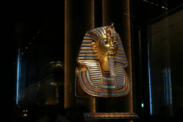 Die goldene Totenmaske Tutanchamuns, ausgestellt im Grand Egyptian Museum