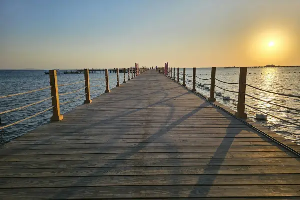 Ein Holzsteg erstreckt sich in die türkisfarbenen Gewässer von Hurghada