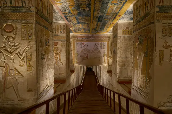 Eine Steintreppe führt hinab in ein bemaltes antikes Grab im Tal der Könige, Luxor