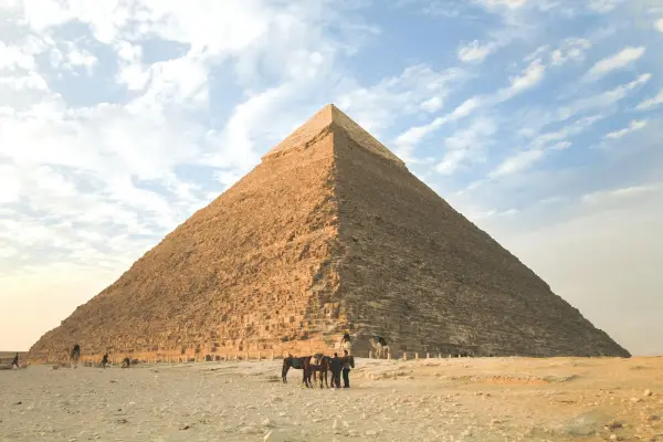 Die Große Sphinx von Gizeh mit einer Pyramide im Hintergrund
