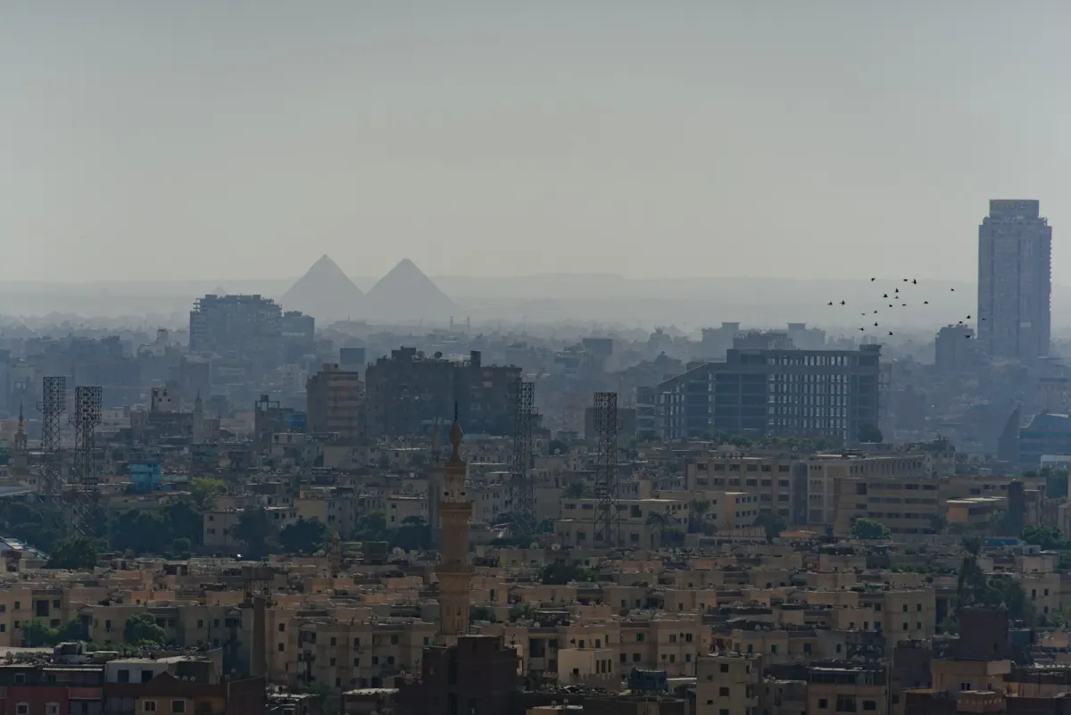 الأهرامات ترتفع فوق أفق القاهرة الضبابي