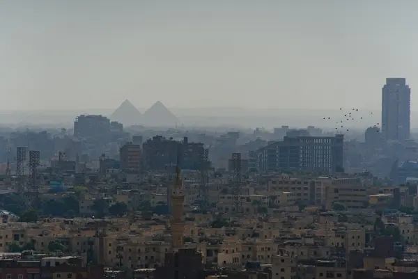 Die Pyramiden erheben sich über der dunstigen Skyline Kairos